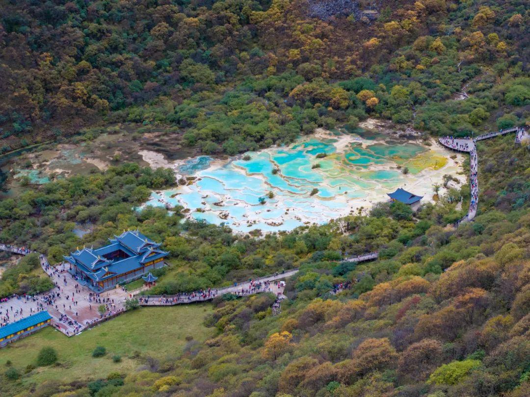 國內(nèi)景區(qū)客流高位運行 黃龍創(chuàng)紀(jì)錄與黃果樹飽和現(xiàn)象探析