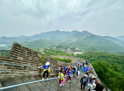 端午首日八達(dá)嶺再現(xiàn)“水墨丹青”奇景，園區(qū)多措并舉保障游客體驗(yàn)