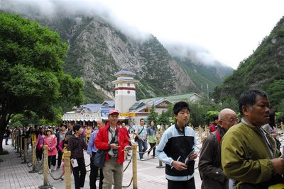 九寨溝單日游客破2萬(wàn)，景區(qū)管理如何應(yīng)對(duì)春游高峰？