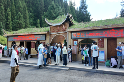 暑期黃龍景區(qū)牟尼溝二道海迎旅游高峰，精細(xì)化管理與服務(wù)保障游客體驗(yàn)